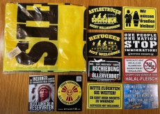 Aktivisten Paket - NOT WELCOME - 300 Stück + Fahne BITTE FLÜCHTEN SIE WEITER