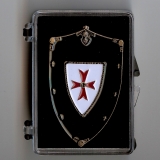 Pin - Templer Wappen schwarzes Schild mit Geschenkbox